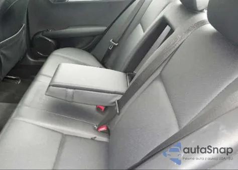 2009 Mercedes-Benz C300 z USA, uszkodzony, nr VIN WDDGF54X69R061899